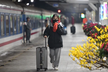 Những hành khách cuối cùng trên chuyến tàu chạy xuyên đêm Giao thừa.