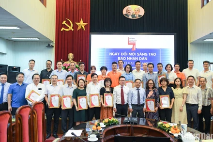 Đại diện các nhóm tác giả, đơn vị đạt giải tại Ngày đổi mới sáng tạo Báo Nhân Dân lần thứ hai chụp ảnh lưu niệm cùng Ban Biên tập Báo Nhân Dân. (Ảnh: Thành Đạt)