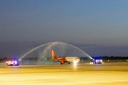 Nghi lễ phun nước chào mừng đường bay Hà Nội-Siem Reap (Campuchia). 