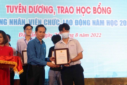 Tuyên dương và trao học bổng cho các em học sinh.