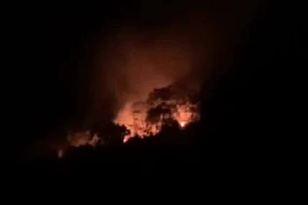 Hình ảnh cháy tại Vườn quốc gia Ba Vì do người dân ghi lại đêm 19/4.