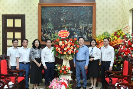 Đồng chí Nguyễn Văn Thể, Ủy viên Trung ương Đảng, Bí thư Đảng ủy Khối các cơ quan Trung ương tặng hoa chúc mừng Báo Nhân Dân nhân dịp kỷ niệm 98 năm Ngày Báo chí cách mạng Việt Nam. (Ảnh: ĐĂNG KHOA) 