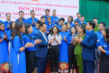 Chủ tịch Ủy ban nhân dân tỉnh Thái Nguyên đối thoại với thanh niên.