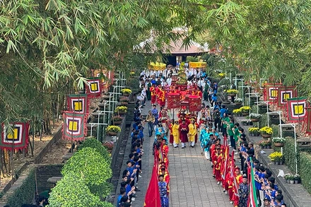 Diễu hành đón rước Lễ tại Đền Tưởng niệm các Vua Hùng, Công viên Lịch sử-Văn hóa Dân tộc. 