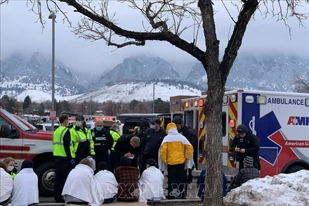 Cảnh sát hỗ trợ người dân tại hiện trường vụ xả súng ở siêu thị King Soopers thuộc Boulder, Colorado, Mỹ, ngày 22/3/2021. (Ảnh minh họa: New York Times/TTXVN)