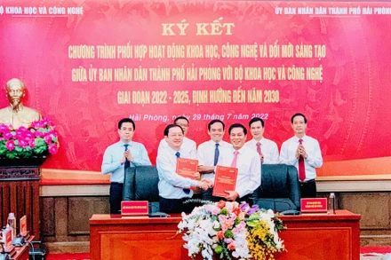 Bộ trưởng Bộ Khoa học và Công nghệ Huỳnh Thành Đạt và Chủ tịch Ủy ban nhân dân thành phố Hải Phòng Nguyễn Văn Tùng ký kết chương trình phối hợp hoạt động khoa học, công nghệ và đổi mới sáng tạo giai đoạn 2022-2025, định hướng đến năm 2030.