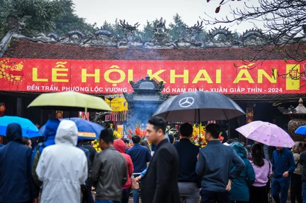 [Ảnh] Du khách đội mưa tới đền Trần Nam Định trước giờ khai ấn