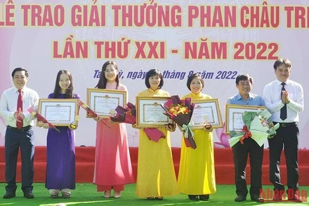 Lãnh đạo thành phố tuyên dương các cá nhân đạt học vị tiến sĩ, thạc sĩ.