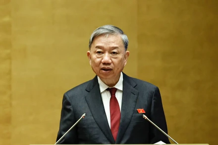 Đại tướng Tô Lâm, Ủy viên Bộ Chính trị, Bộ trưởng Công an trình bày Tờ trình về dự án Luật sửa đổi, bổ sung một số điều của Luật Cảnh vệ. (ẢNH: LINH KHOA)