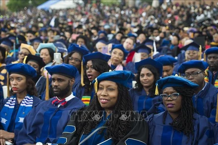 Các sinh viên tại lễ tốt nghiệp Trường đại học Howard ở Washington, DC, Mỹ. (Ảnh: AFP/TTXVN)