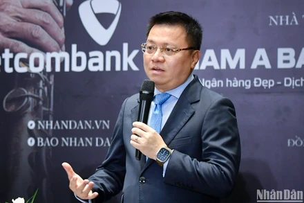 Đồng chí Lê Quốc Minh, Tổng Biên tập Báo Nhân Dân, Phó Trưởng Ban Tuyên giáo Trung ương, Chủ tịch Hội Nhà báo Việt Nam cùng Kenny G tại buổi họp báo 