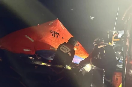 Lực lượng chức năng giải cứu các thành viên trên tàu. (Nguồn: Đồn cảnh sát biển Yeosu) 