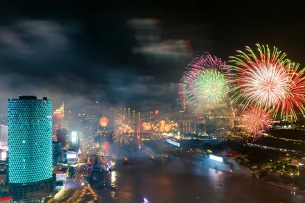 Đúng 21 giờ ngày 30/4, pháo hoa được bắn lên bầu trời Thành phố Hồ Chí Minh, mừng 50 năm Ngày Giải phóng miền nam, thống nhất đất nước. (Ảnh THẾ ĐẠI/nhandan.vn)