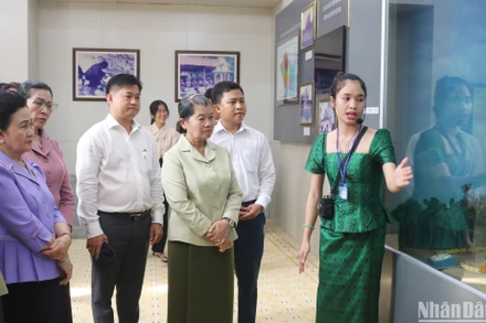Bà Men Sam An, Phó Thủ tướng, Bộ trưởng Quan hệ Quốc hội, Thượng viện và Thanh tra Vương quốc Campuchia, Chủ tịch Hội Hữu nghị Campuchia-Việt Nam (giữa) tham quan Bảo tàng Văn hóa dân tộc Khmer tỉnh Trà Vinh.