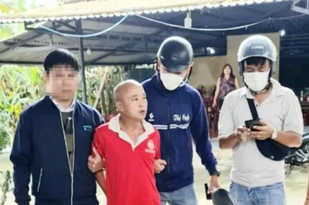 Đối tượng Đặng Văn Đồng đang trên đường được Công an di lý ra tỉnh Thừa Thiên Huế. (Ảnh: Cơ quan công an cung cấp)