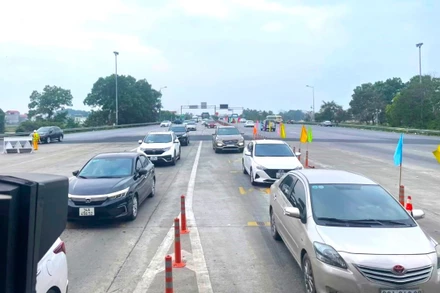 Thống kê của Tổng Công ty Đầu tư phát triển đường cao tốc Việt Nam cho thấy, trong 3 tháng đầu năm, trên 200 nghìn phương tiện hết tiền trong tài khoản thu phí ETC vẫn lưu thông trên các tuyến cao tốc của VEC. Đây cũng là nguyên nhân khiến giao thông ùn ứ trên các tuyến cao tốc do đơn vị này quản lý.