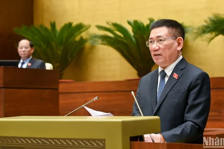 Phó Thủ tướng Chính phủ Hồ Đức Phớc trình bày tờ trình về dự thảo Nghị quyết của Quốc hội về giảm thuế giá trị gia tăng (VAT).