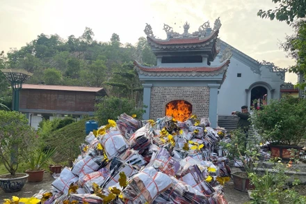 Thời gian qua trên cả nước nói chung và thành phố Hà Nội nói riêng đã ghi nhận nhiều vụ cháy xảy ra mà nguyên nhân chính là do việc thắp hương thờ cúng, đốt vàng mã không đúng quy định, không đúng quy tắc an toàn phòng cháy chữa cháy dẫn đến hậu quả nghiêm trọng.