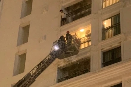 Cảnh sát dùng xe thang tiếp cận và giải cứu người thanh niên có ý định tự tử. (Ảnh: Đội Cảnh sát Phòng cháy chữa cháy và Cứu nạn cứu hộ, Công an quận Nam Từ Liêm)