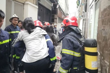 Cảnh sát hỗ trợ đưa các nạn nhân thoát ra ngoài an toàn.