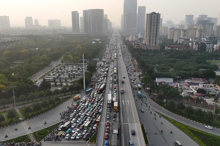 [Ảnh] Cửa ngõ Hà Nội đông nghẹt dòng người rời Thủ đô về quê nghỉ lễ