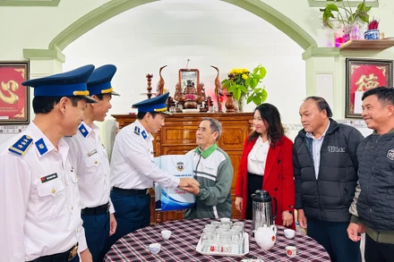 Cán bộ, chiến sĩ Bộ Tư lệnh Vùng Cảnh sát biển 2 thăm hỏi, tặng quà gia đình chính sách, người có công.