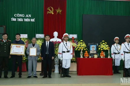 Phó Chủ tịch Thường trực Ủy ban nhân dân tỉnh Nguyễn Thanh Bình; Giám đốc Công an tỉnh, Đại tá Nguyễn Thanh Tuấn trao bằng “Tổ quốc ghi công” cho thân nhân liệt sĩ Võ Duy Khánh.