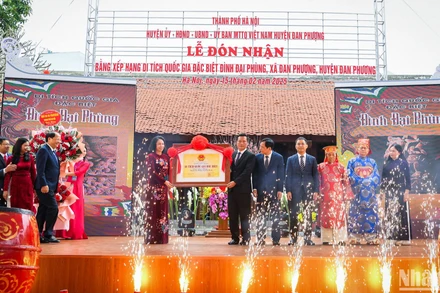 Phó Chủ tịch Ủy ban nhân dân thành phố Hà Nội Vũ Thu Hà trao Bằng xếp hạng di tích quốc gia đặc biệt đình Đại Phùng cho chính quyền và nhân dân địa phương. (Ảnh: THÀNH ĐẠT) 