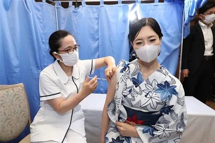 Tiêm vaccine ngừa Covid-19 tại Kobe (Nhật Bản). (Ảnh: AFP/TTXVN) 