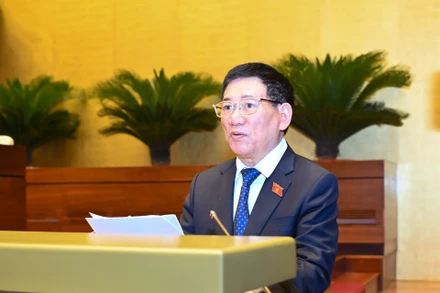 Bộ trưởng Tài chính Hồ Đức Phớc trình bày Báo cáo về công tác thực hành tiết kiệm, chống lãng phí năm 2023 tại Kỳ họp thứ 7, Quốc hội khóa XV. (ẢNH: LINH KHOA)