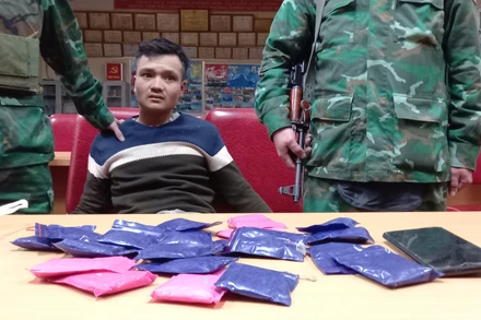 Đối tượng và tang vật vụ án.