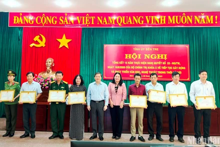 Lãnh đạo tỉnh Bến Tre trao bằng khen cho các tập thể và cá nhân có thành tích xuất sắc trong thực hiện Nghị quyết số 23 của Bộ Chính trị khóa X.