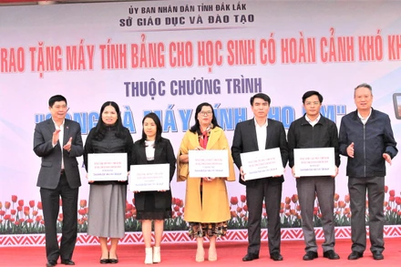 Giám đốc Sở Giáo dục và Đào tạo tỉnh Đắk Lắk Phạm Đăng Khoa trao tặng máy tính bảng cho đại diện các trường học.