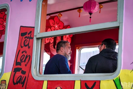 Chiều cuối năm bên những "toa tàu mùa xuân" sắp chạy xuyên Giao thừa Ất Tỵ