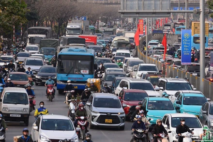 [Ảnh] Nườm nượp mọi ngả đường Thủ đô chiều cuối năm khi người dân về quê đón Tết