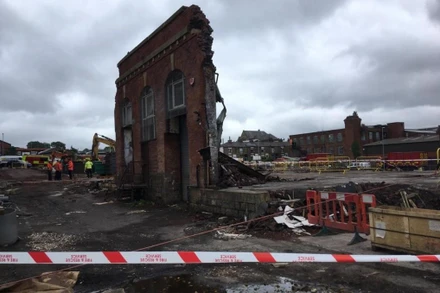 Hiện trường vụ cháy nhà máy trên phố Bower, thị trấn Oldham, Anh. (Nguồn: Oldham Times)