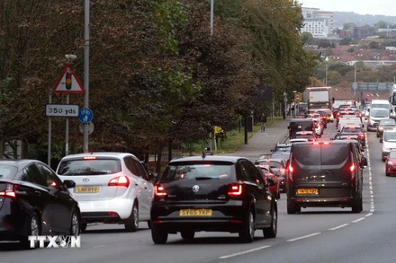 Các phương tiện di chuyển trên đường phố tại London, Anh. (Ảnh: THX/TTXVN)