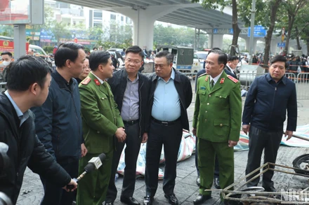 Lãnh đạo thành phố Hà Nội có mặt tại hiện trường vụ cháy nghiêm trọng trên đường Phạm Văn Đồng, sáng 19/12. 