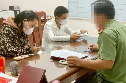 Tại cơ quan công an, ông V. và bà D thừa nhận hành vi sai phạm của mình.