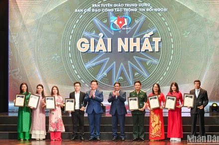 Thủ tướng Phạm Minh Chính và đồng chí Nguyễn Trọng Nghĩa, Bí thư Trung ương Đảng, Trưởng Ban Tuyên giáo Trung ương, Trưởng Ban Chỉ đạo Công tác thông tin đối ngoại trao giải Nhất cho các tác giả, nhóm tác giả. (Ảnh: Thành Đạt)