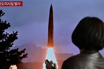 Người dân tại Seoul (Hàn Quốc) theo dõi qua truyền hình bản tin về vụ phóng tên lửa của Triều Tiên ngày 19/3/2023. (Ảnh: AFP/TTXVN)