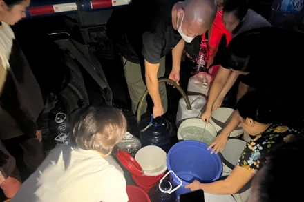 Người dân Thanh Hà vẫn phải hứng từng xô nước để sử dụng. 