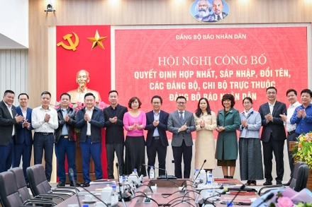 Các đại biểu chụp ảnh lưu niệm tại Hội nghị.