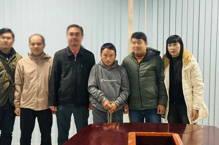 Thượng tá Nguyễn Thị Hồng Thúy (ngoài cùng bên phải) tiếp nhận đối tượng đặc biệt nguy hiểm từ công an nước bạn Lào. (Ảnh: NVCC)