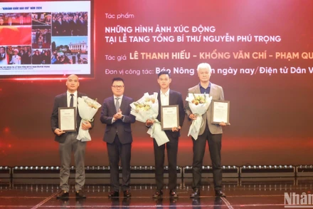 Đồng chí Lê Quốc Minh, Ủy viên Trung ương Đảng, Tổng Biên tập Báo Nhân Dân, Phó Trưởng Ban Tuyên giáo Trung ương, Chủ tịch Hội Nhà báo Việt Nam trao giải Đặc biệt cho nhóm tác giả Báo Nông thôn ngày nay/Điện tử Dân Việt.