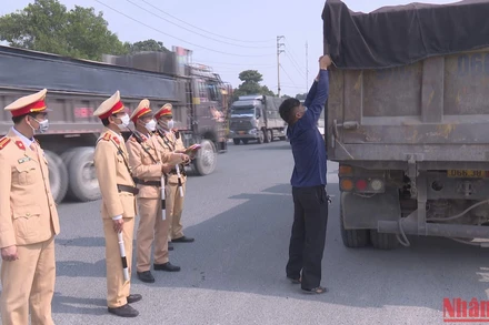 Công an Hà Nam kiểm tra trọng tải các xe tải chở vật liệu xây dựng lưu thông trên đường. 