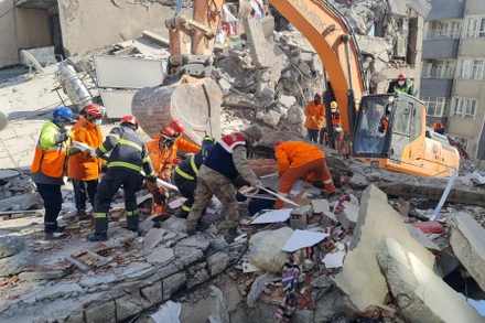 Lực lượng cứu hộ của Việt Nam và Pakistan phối hợp cứu nạn. (Ảnh: Cục Cảnh sát Phòng cháy chữa cháy và cứu nạn, cứu hộ)