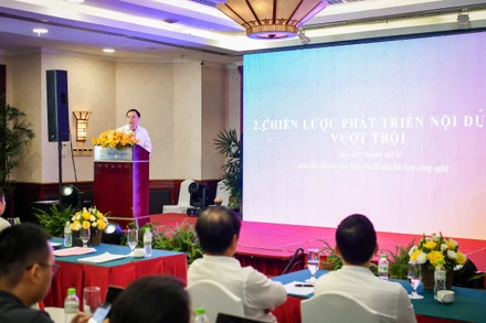 Nhà báo Ngô Việt Anh trình bày về chiến lược nội dung vượt trội của Báo Nhân Dân và vai trò của báo chí dữ liệu. 