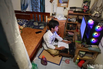 Hai cha con "xương thủy tinh"... viết giấc mơ từ kỳ thi tốt nghiệp 