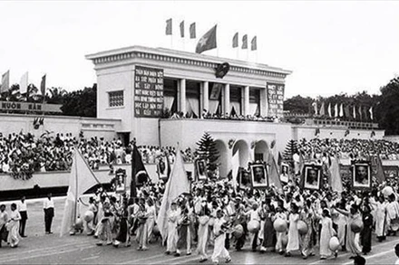 Ngày 2/9/1945, tại Quảng trường Ba Đình, Chủ tịch Hồ Chí Minh đọc Tuyên ngôn Độc lập, khai sinh nước Việt Nam Dân chủ Cộng hòa, đưa đất nước bước vào kỷ nguyên mới - kỷ nguyên độc lập dân tộc gắn liền với chủ nghĩa xã hội. 75 năm qua, Quảng trường Ba Đình trở thành nơi chứng kiến nhiều sự kiện quan trọng của đất nước, dân tộc Việt Nam. (Ảnh: TTXVN)